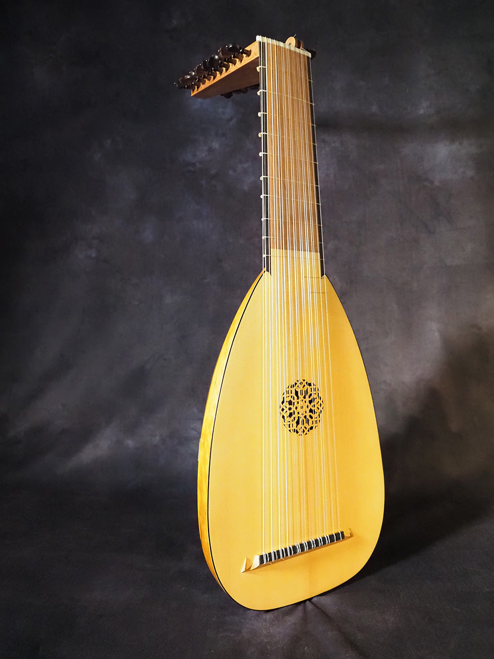 Hans Frei-Model Lute - Front Profile